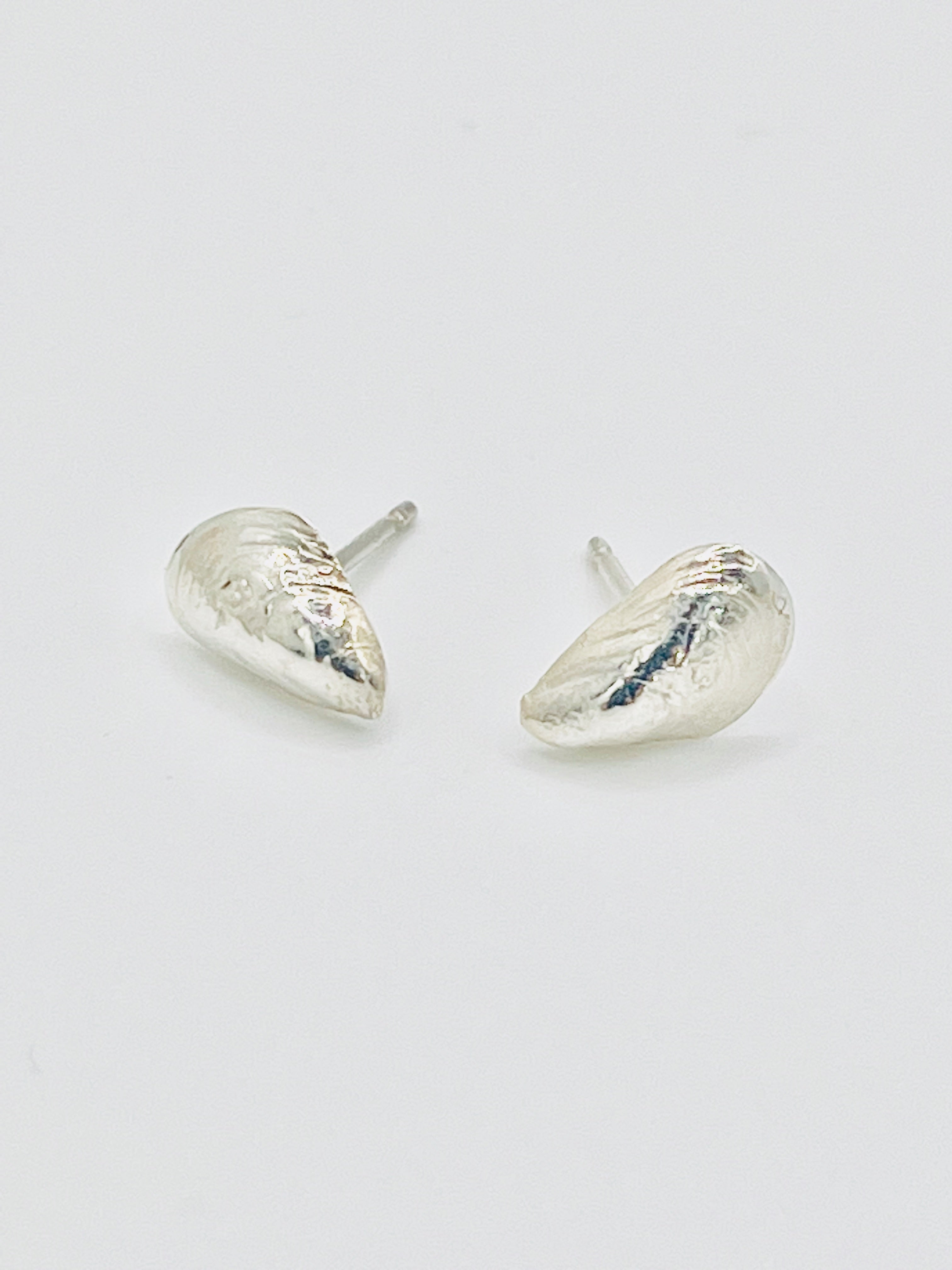 Silver mussel shell studs.