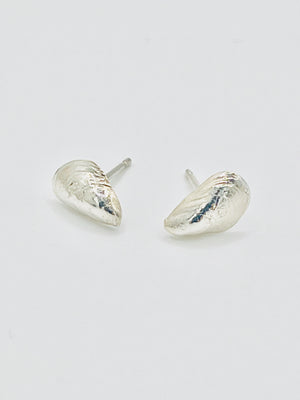 Silver mussel shell studs.